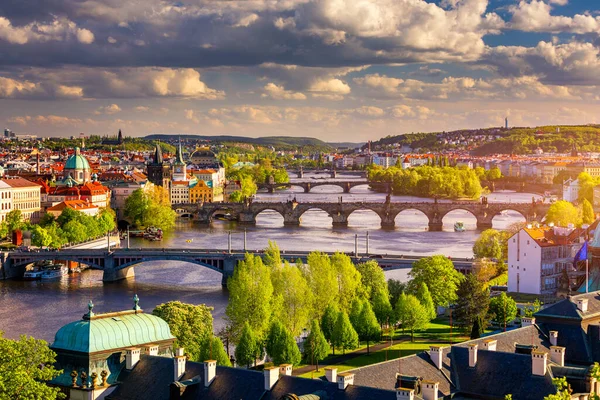 Vltava河和布拉格历史中心的风景景观 捷克共和国布拉格古城的建筑物和地标 查尔斯桥 Karluv Most 和小城市塔 捷克布拉格 — 图库照片