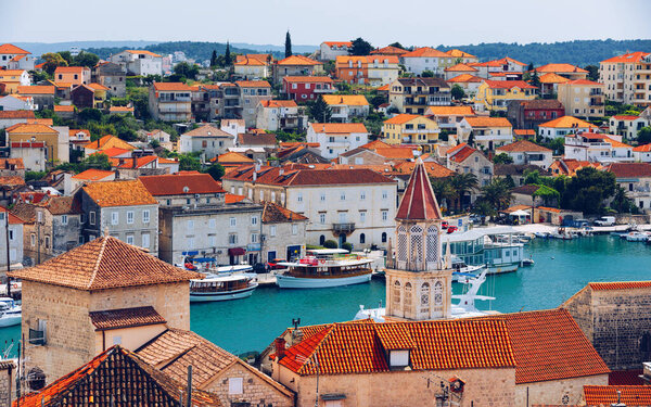 Вид на город Трогир, старинное туристическое место в Европе Хорватии. Город Трогир вид на побережье. Великолепный Трогир, Хорватия. Солнечный старый венецианский город, побережье Далмации в Хорватии.