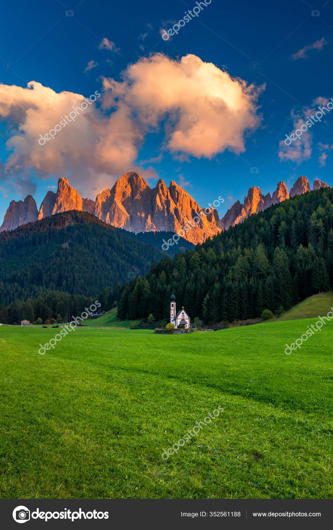 与San Giovanni Church和Val Funes小村的景观Dolomite Alps South Tyrol Italy Europe  ——图库图片© DaLiu #352561188