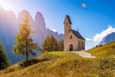Passo Gardena 'daki San Maurizio Şapeli, Güney Tyrol, İtalya. San Maurizio ve Dolomiti dağlarına giden küçük beyaz şapele bakın. Güney Tyrol, İtalya Gardena Geçidi 'ndeki San Maurizio Şapeli..