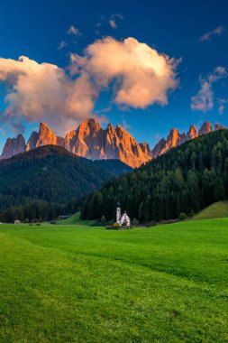 San Giovanni Kilisesi ve Val di Funes, Dolomite Alpleri, Güney Tyrol, İtalya, Avrupa 'daki küçük köy manzaraları. San Giovanni, Ranui Kilisesi 'nde (Ranui Kilisesi' nde St John) Dolomitler, İtalya.