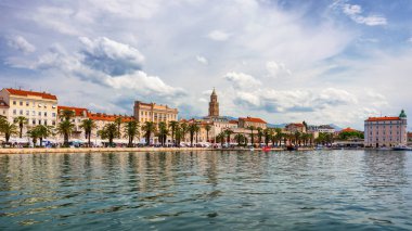 Split, Hırvatistan (Dalmaçya bölgesi). UNESCO Dünya Mirası Alanı. Arka planda Split şehri, Diocletian Sarayı ve Mosor Dağları görünüyor. Hırvatistan 'ın Dalmaçya kentini panoramik açıdan ikiye böl.