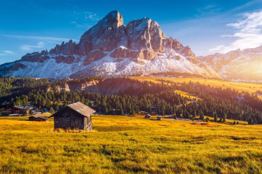 Dolomitler, İtalya 'daki Passo delle Erbe' den Peitlerkofel Dağı 'nın çarpıcı manzarası. Passo delle Erbe 'deki Sass de Putia (Peitlerkofel) manzarası, ahşap çiftlik evleri, Dolomitler, Güney Tyrol, İtalya.