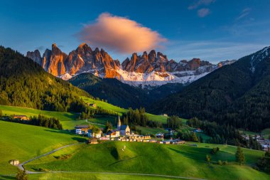 Santa Maddalena (Santa Magdalena) sonbaharda büyülü Dolomites dağları, Val di Funes vadisi, Trentino Alto Adige bölgesi, Güney Tyrol, İtalya, Avrupa. Santa Maddalena Köyü, İtalya. 