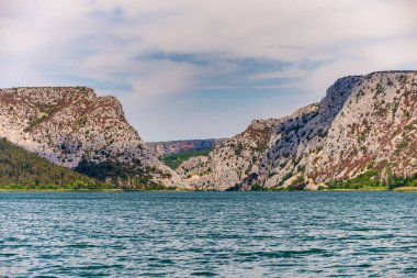 Krka Ulusal Parkı, Hırvatistan, Avrupa manzarası. Krka şelalelerinin muhteşem yaz manzarası. Krka Ulusal Parkı, Hırvatistan ve Avrupa 'nın muhteşem manzarası. 