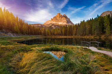İtalya 'nın Belluno ili Dolomites bölgesinde yer alan Antorno Gölü (Lago di Antorno). Antorno Gölü, Lavaredo 'nun Üç Tepesi, Antorno Gölü ve Tre Cime di Lavaredo, Dolomitler, İtalya.