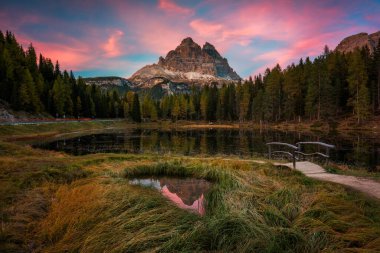 İtalya 'nın Belluno ili Dolomites bölgesinde yer alan Antorno Gölü (Lago di Antorno). Antorno Gölü, Lavaredo 'nun Üç Tepesi, Antorno Gölü ve Tre Cime di Lavaredo, Dolomitler, İtalya.