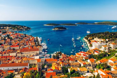 Hırvatistan 'ın Hvar kentinin önündeki muhteşem takımadalara bakın. Eski Adriyatik ada kasabası Hvar 'ın limanı. Hırvatistan 'ın popüler turistik beldesi. Hırvatistan 'ın Hvar adasındaki şaşırtıcı Hvar kenti.