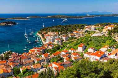 Hırvatistan 'ın Hvar kentinin önündeki muhteşem takımadalara bakın. Eski Adriyatik ada kasabası Hvar 'ın limanı. Hırvatistan 'ın popüler turistik beldesi. Hırvatistan 'ın Hvar adasındaki şaşırtıcı Hvar kenti.