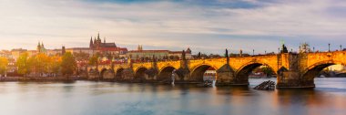 Çek Cumhuriyeti Prag 'daki Charles Köprüsü. Prag, Çek Cumhuriyeti. Charles Bridge (Karluv Most) ve Old Town Tower. Vltava Nehri ve Charles Köprüsü. Dünya seyahati, gezi ve turizm kavramı.