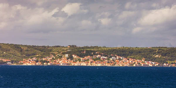 Supetar Stad Brac Kroatien Utsikt Från Havet Pittoresk Naturskön Utsikt — Stockfoto
