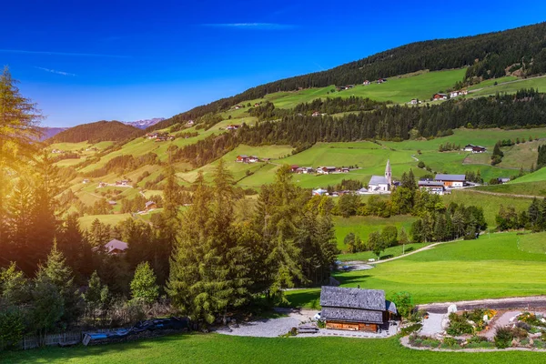 Santa Magdalena Santa Magdalena Pueblo Con Mágicas Montañas Dolomitas Fondo — Foto de Stock