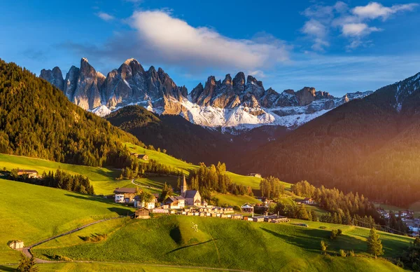 Santa Magdalena Santa Magdalena Pueblo Con Mágicas Montañas Dolomitas Fondo — Foto de Stock