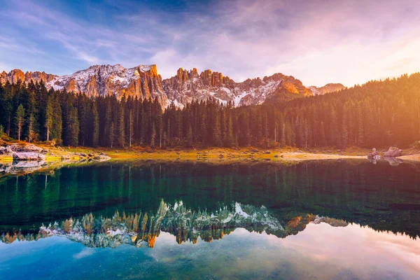 Lago Carezza Lago Carezza Karersee Con Monte Latemar Provincia Bolzano — Foto de Stock