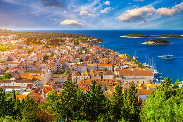 在克罗地亚Hvar镇前面的令人惊奇的群岛上观看 亚得里亚海古城的港口克罗地亚受欢迎的旅游目的地 克罗地亚Hvar岛上令人惊叹的Hvar市 — 图库照片