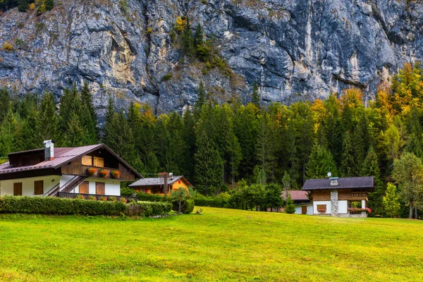 Outono Nas Famosas Montanhas Das Dolomitas Itália Europa Falésias Dramáticas — Fotografia de Stock