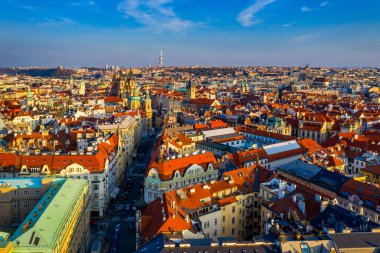 Prag şehrinin eski şehir meydanındaki panoramik hava aracı görüntüsü. Prag 'ın tarihi merkezi Prag, Prag, Çek Cumhuriyeti' nin tarihi binaları ve simgeleri. 