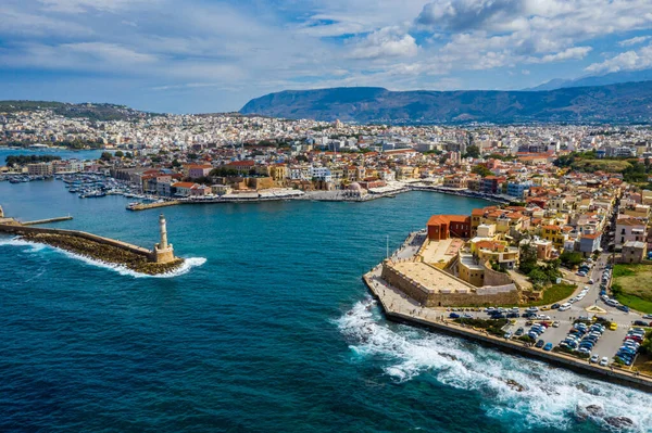 Chania 'nın eski bir limanı. Girit adasının simgeleri. Yunanistan. Eski limanı ve ünlü deniz feneri Girit, Yunanistan 'ın güzel Chania kentinin havadan manzarası.