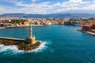 Chania 'nın eski bir limanı. Girit adasının simgeleri. Yunanistan. Eski limanı ve ünlü deniz feneri Girit, Yunanistan 'ın güzel Chania kentinin havadan manzarası.