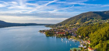 Tegernsee, Almanya. Tegernsee Gölü, Rottach-Egern (Bavyera), Almanya, Avusturya sınırına yakın. Bavyera Alpleri 'ndeki 