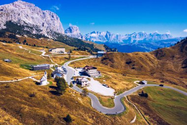 Passo Gardena 'da sonbahar manzarası, Güney Tyrol, Dolomitler, İtalya. İtalya 'nın Güney Tyrol bölgesindeki Passo Gardena bölgesindeki pitoresk Dolomitlerin dağ manzarası. 