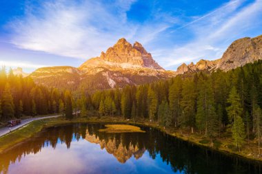 İtalya 'nın Belluno ili Dolomites bölgesinde bulunan Antorno Gölü' nün (Lago di Antorno) insansız hava aracı görüntüsü. Antorno Gölü, Lavaredo 'nun Üç Tepesi, Antorno Gölü ve Tre Cime di Lavaredo, Dolomitler, İtalya.