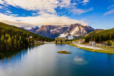 Misurina Gölü veya Lago di Misurina İtalya. Misurina Gölü durgun suda mükemmel bir gökyüzü yansıması ile. Muhteşem Dolomitler Alp Dağları, İtalya, Ulusal Park Tre Cime di Lavaredo.