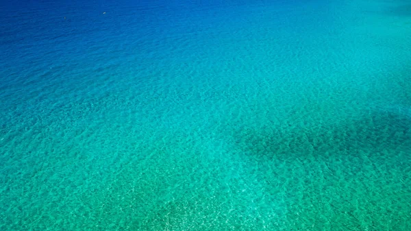 海面の空の景色 ターコイズブルーの海の背景画像 深海とサンゴ トルコ石の水 テキストのためのスペースの空中ドローンショット アクアマリンの背景 海の眺め — ストック写真