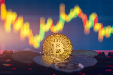 Bitcoin altın sikke ve ufuk grafik arka planı. Sanal cryptocurrency kavramı. Bitcoins merdiven grafik cryptocurrency kavramı üzerinde. Bitcoin para blockchain kavramı ile.