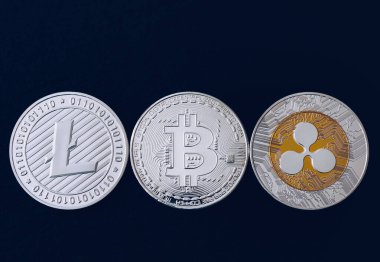 Bitcoin, litekoin ve dalgalı madeni paralar. Grafik tablosunda para birimi. Bitcoin en önemli kripto para birimi konseptidir. Ortasında altın bir bitcoin olan kripto para yığını.