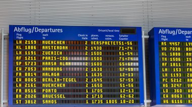 Havaalanı uçuş bilgileri kalkış panosunda görünüyor, uçuş durumu değişiyor. Havaalanındaki uçuş çizelgesi farklı noktalar gösteriyor. 