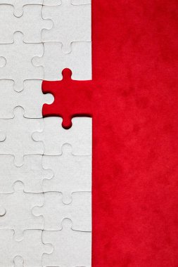 Beyaz yapboz parçaları. Yapbozun parçalarını doldur. Kayıp parçalarla yapbozu tamamla. Katlanmış beyaz yapbozun parçası.