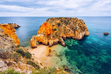 Joao de Arens plajı, Algarve, Portimao, Portekiz. Kumsal, gizli sahil, Praia da Ponta Joao de Arens, Portimao, Algarve, Portimao.