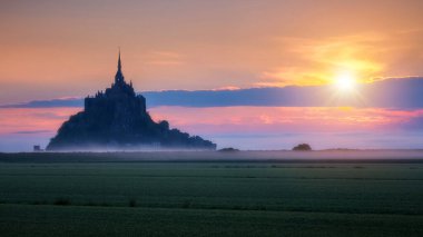Gün doğumunda Mont Saint-Michel manzarası. Normandiya, Kuzey Fransa