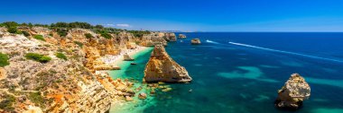 Praia da Marinha, Algarve güzel plaj Marinha, Portekiz. Navy Beach (Praia da Marinha), Portekiz'in en ünlü plajlarından biri, Lagoa Belediyesi, Algarve Atlantik kıyısında bulunan.
