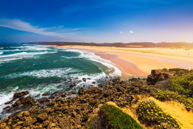 Carrapateira yakınlarındaki Praia da Bordeira plaj, Portekiz. Praia da Bordeira, Portekiz'in Algarve bölgesinin ünlü turistik bölgesinin bir parçasıdır. İnanılmaz güzel vahşi plaj Bordeira, Carrapateira, Algarve yanında.