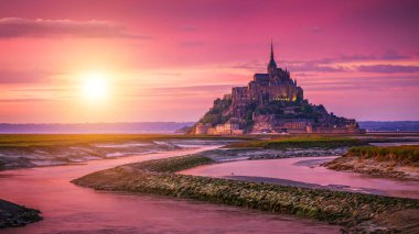 Günbatımında ünlü Le Mont Saint-Michel gelgit adasının panoramik manzarası, Normandiya, Kuzey Fransa