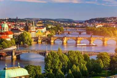 Çek Cumhuriyeti Prag 'daki Vltava nehri üzerindeki Eski Şehir İskelesi mimarisi ve Charles Köprüsü manzaralı. Prag ikonu Charles Bridge (Karluv Most) ve Eski Şehir Köprüsü Kulesi, Çek Cumhuriyeti.