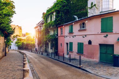 Paris 'in Montmartre bölgesinde. Paris 'in Montmartre bölgesinde dar yoldaki evler. Paris, Fransa 'da Montmartre' de rahat bir cadde manzarası var. Paris 'in mimarisi ve simgeleri. Paris 'in kartpostalı.