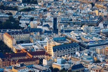 Klasik Paris binaları işte. Çatıların havadan görünüşü. Paris 'in çatıları yaz günü, Fransa' da panoramik bir manzaraya sahiptir. Paris, Fransa 'da mansarları ve bacaları olan tipik Paris çatıları manzarası.