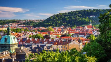 Vltava Nehri manzarası ve güneş batarken parlayan köprüler, Prag, Çek Cumhuriyeti