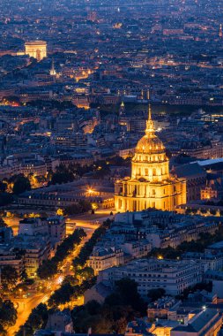 Les Invalides, Fransa 'nın Paris havalimanı. Fransa 'nın Montparnasse Kulesi' nden Les Invalides binası ve Zafer Takı 'yla Paris' in Alacakaranlık hava manzarası. Fransa, Paris 'te Güzel Les Invalides