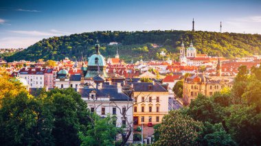 Vltava Nehri manzarası ve güneş batarken parlayan köprüler, Prag, Çek Cumhuriyeti