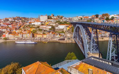 Porto Ribeira 'nın renkli evleri, geleneksel cepheler, Portekiz' in Porto kentindeki toprak sette kırmızı çatılı eski çok renkli evler.