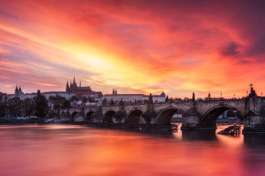 Çek Cumhuriyeti Prag 'daki Charles Köprüsü. Prag, Çek Cumhuriyeti. Charles Bridge (Karluv Most) ve Old Town Tower. Vltava Nehri ve Charles Köprüsü. Dünya seyahati, gezi ve turizm kavramı.