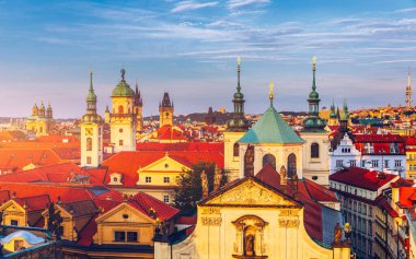 Çek Cumhuriyeti Prag 'daki Eski Şehir mimarisinin manzaralı yaz manzarası. Prag 'ın eski kırmızı çatı kiremitleri. Geleneksel kırmızı çatıları olan Prag Eski Şehir Meydanı evleri. Çek Cumhuriyeti.