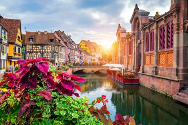 Colmar, Alsace, Fransa. Petite Venice, su kanalı ve geleneksel yarım keresteli evler. Colmar Fransa 'nın Alsace şehrinde hoş bir kasabadır. Renkli romantik şehrin güzel manzarası Colmar, Fransa, Alsace.
