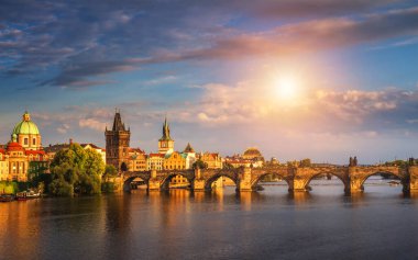 Prag, Çek Cumhuriyeti tarihi Charles Köprüsü ve Vltava Nehri ile güneşli bir günde panorama.