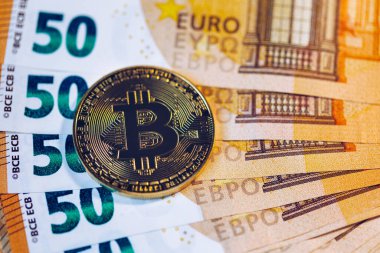 Euro parasına karşılık Altın Bitcoin. Bitcoin şifreli para birimi. Kripto para birimi konsepti. Avro banknotlu Bitcoin. Avro banknotlarına istiflenmiş bitcoin 'ler.