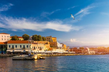 Uçan martıları olan eski Chania limanı. Girit adasının simgeleri. Chania Körfezi, güneşli yaz gününde, Girit Yunanistan. Girit, Yunanistan 'daki eski Chania limanının manzarası. Chania Limanı ya da Hania. 